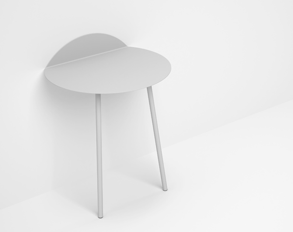 需要靠山的Kaki的邊桌