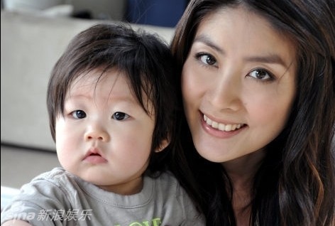 陳慧琳收長子禮物感動幼子大眼肉臉嘟