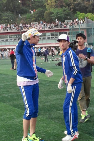 《RunningMan》成員、金秀賢和李玹雨校園拍攝