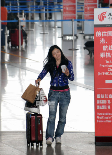 陶虹微笑反拍狗仔 徐崢體貼接機