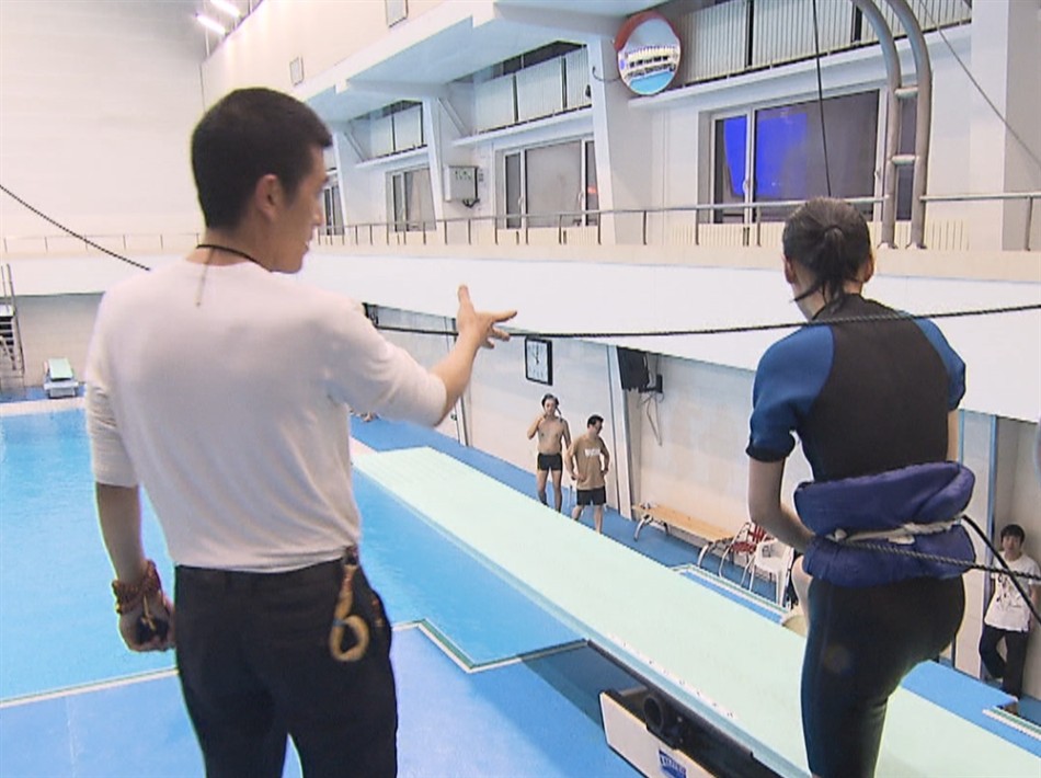 楊子全程陪伴黃圣依跳水