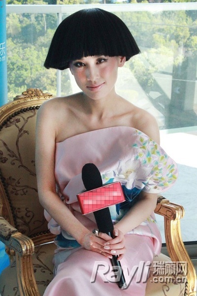 黃圣依戀上短發