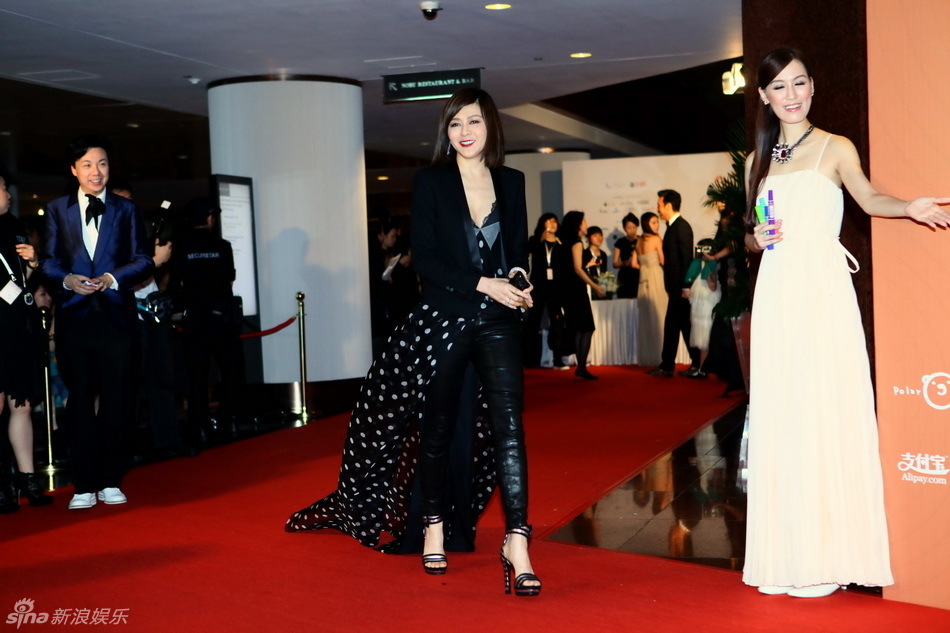 關之琳低胸事業線搶鏡 120萬拍得雕塑