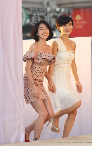 小S亮相閨蜜餐廳笑稱比謝娜紅