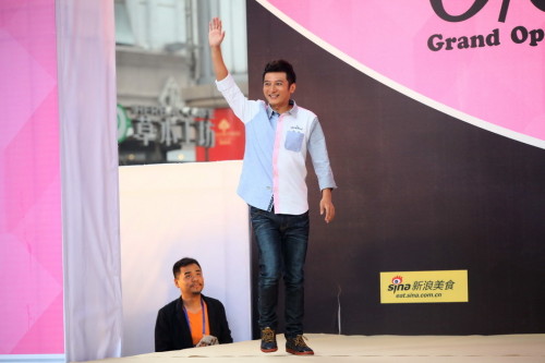 小S亮相閨蜜餐廳笑稱比謝娜紅