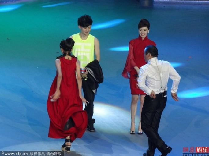 楊麗萍教周立波孔雀舞