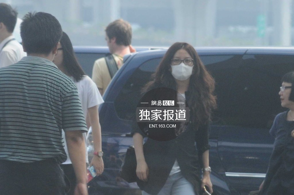 趙薇攜女現身機場為防偷拍分開而行