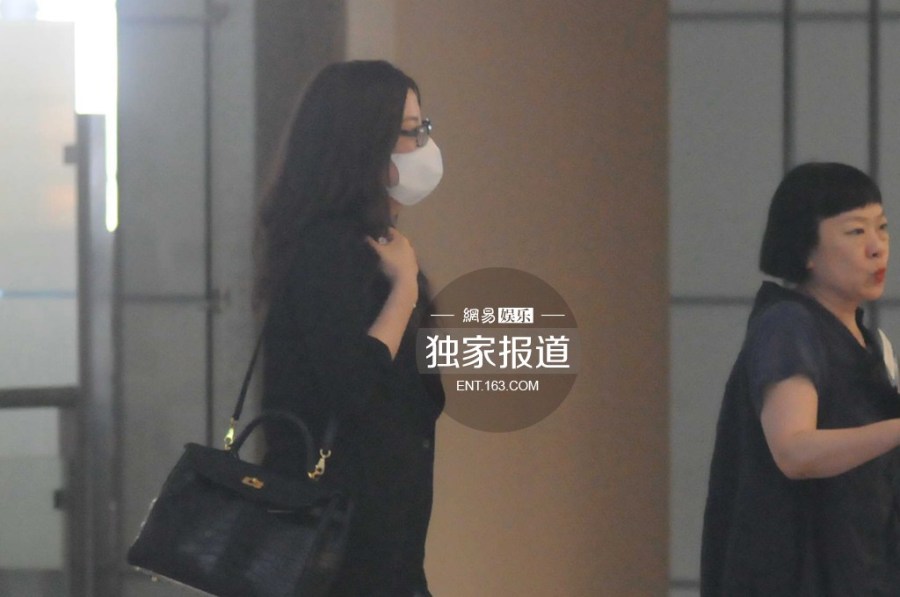 趙薇攜女現身機場為防偷拍分開而行