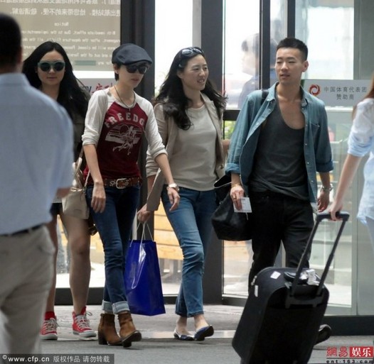 董潔現身機場與同伴熱聊