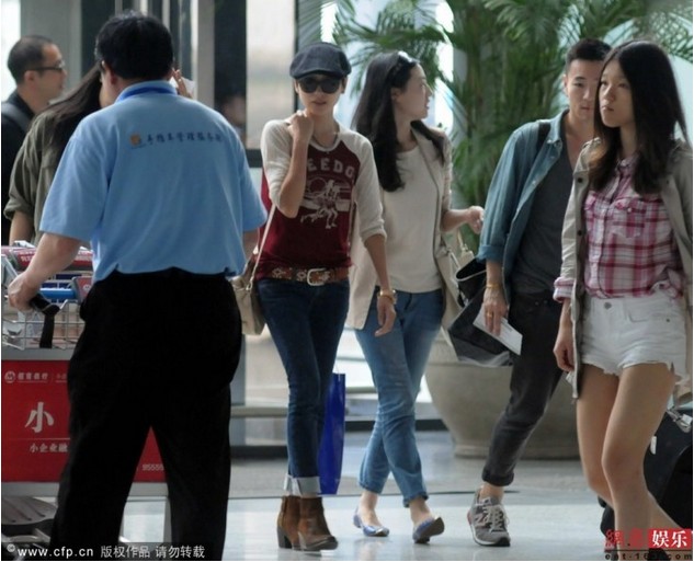 董潔現身機場與同伴熱聊