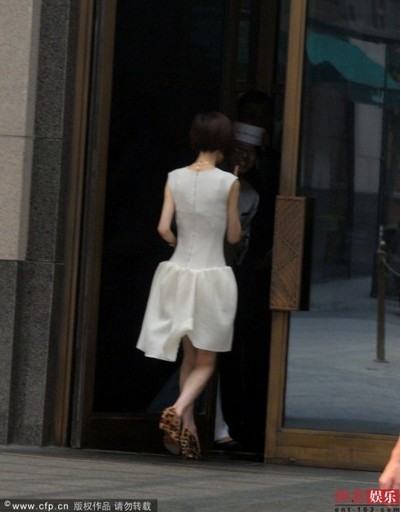 陳魯豫著短裙獨自現身酒店