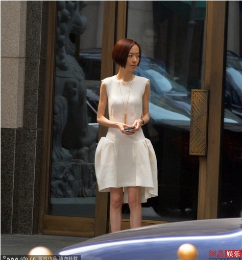 陳魯豫著短裙獨自現身酒店