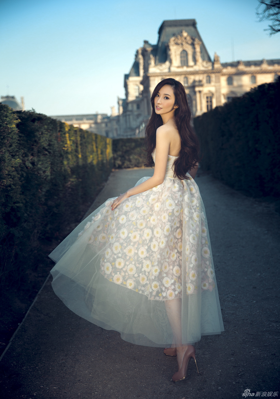 吳佩慈蕾絲裙飄逸似仙子