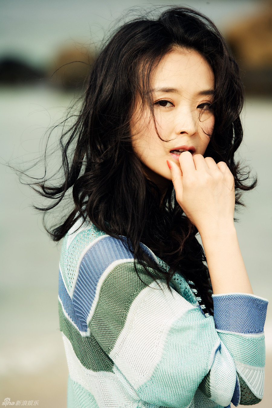 王艷海邊唯美靚照清新不輸少女