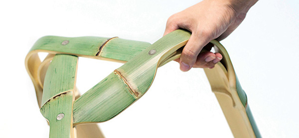 用水泥連接件固定的竹凳