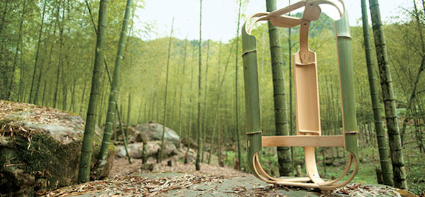 用水泥連接件固定的竹凳