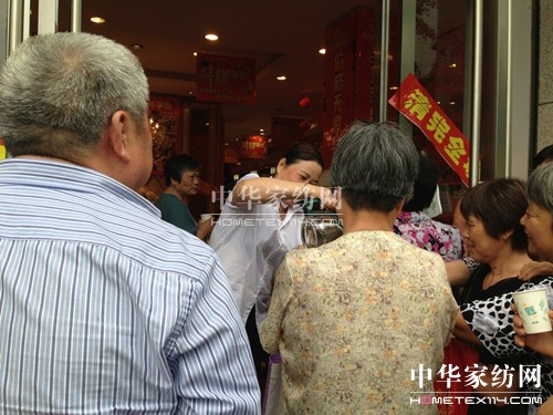 家紡店清倉促銷老年人搬來小凳排隊等候